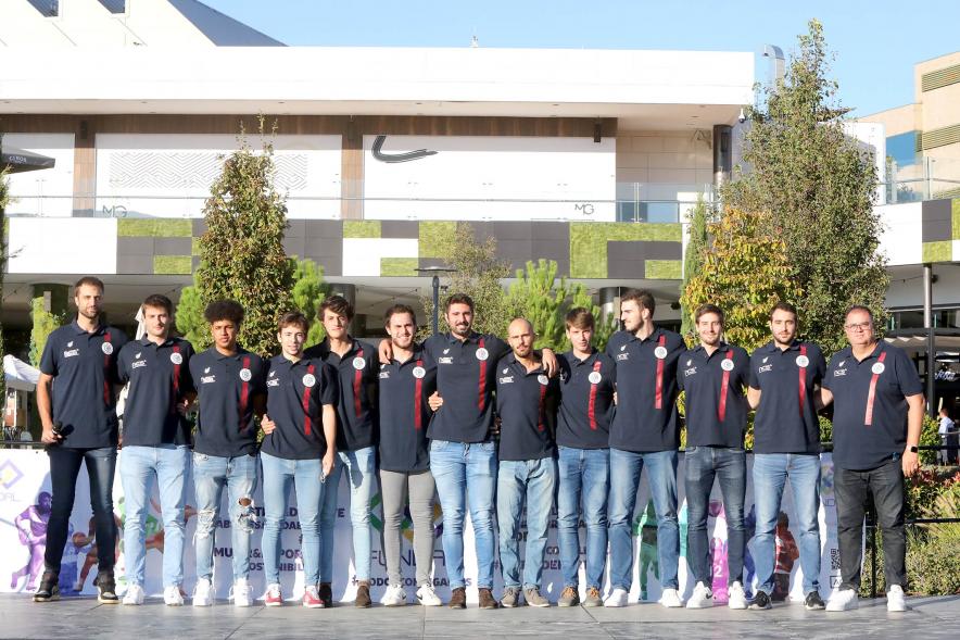 Equipo masculino de baloncesto posando