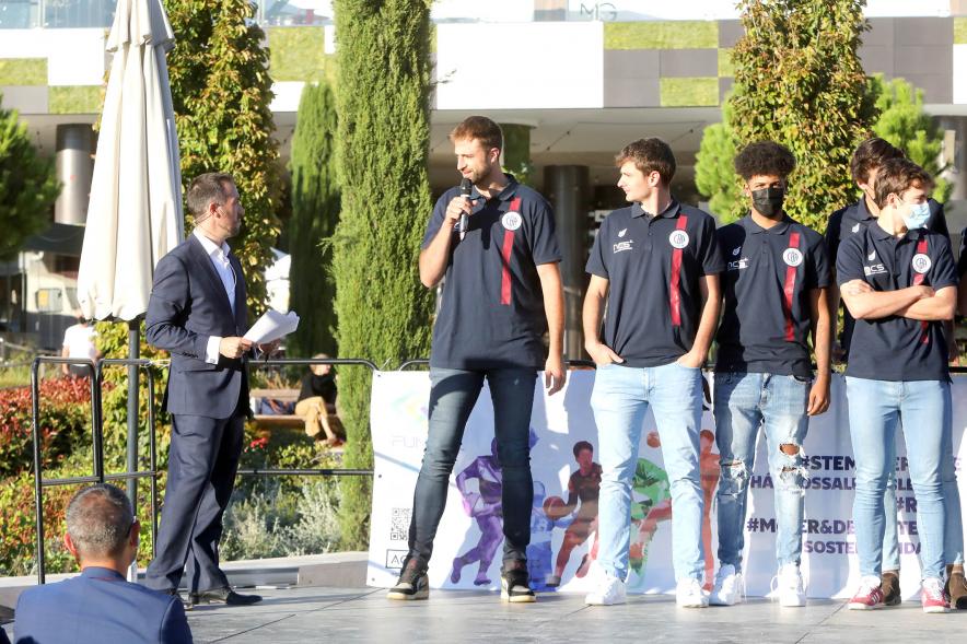 Equipo masculino de baloncesto durante su discurso