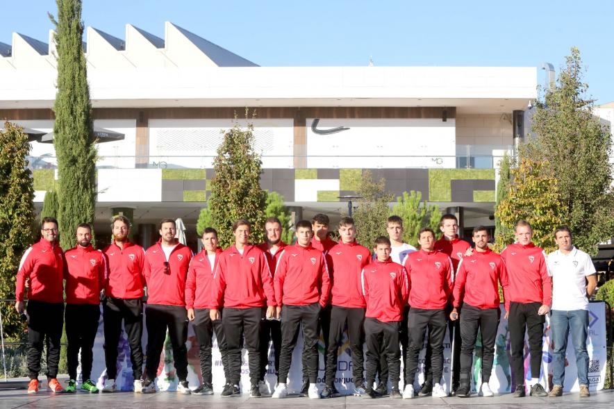 Equipo masculino de balonmano posando