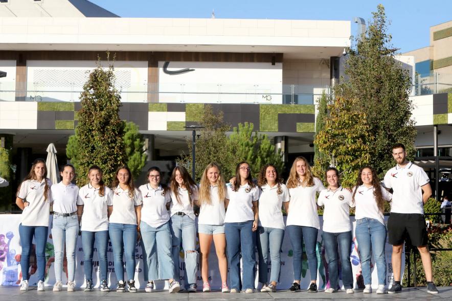 Equipo femenino de hockey patines posando