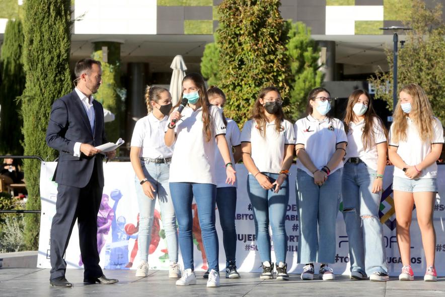 Equipo femenino de hockey patines durante su discurso