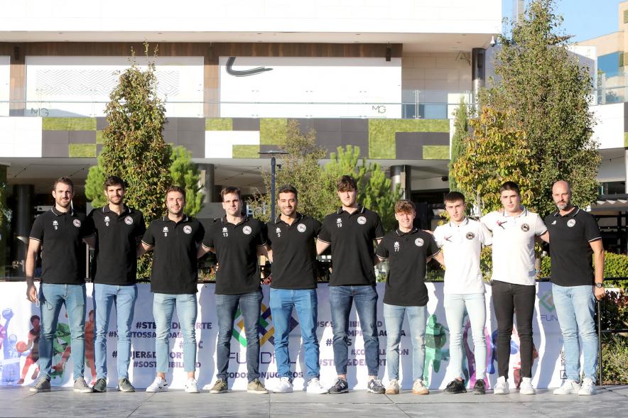 Equipo masculino senior de hockey patines posando