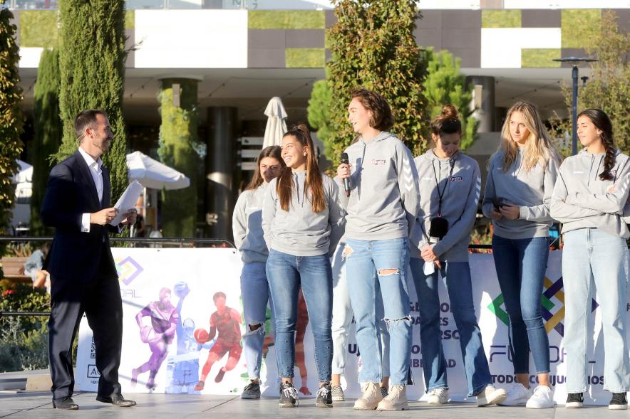 Equipo femenino de Volley durante su discurso