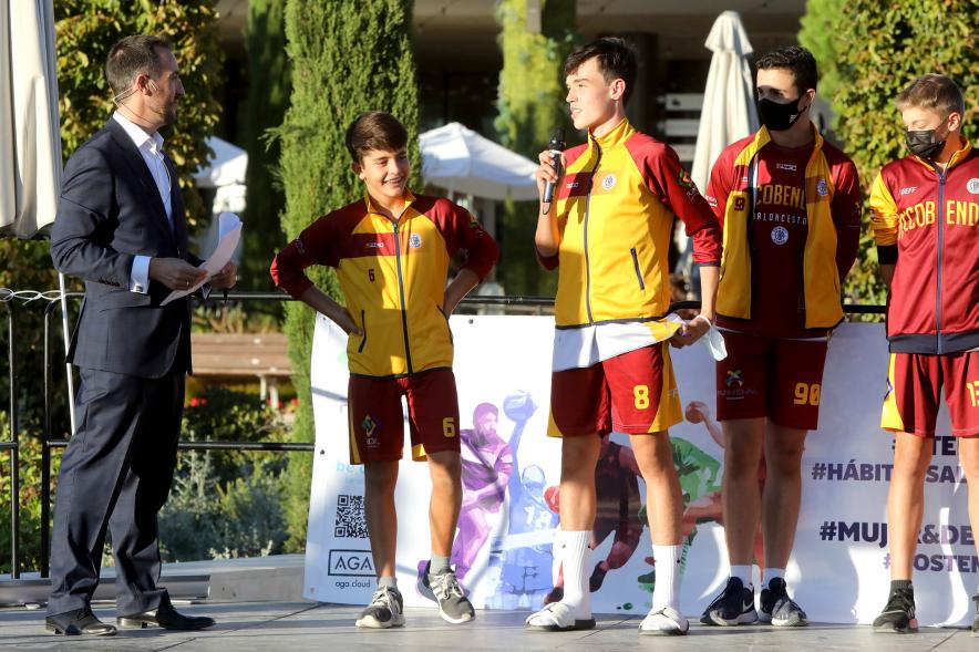 Representantes de la cantera de Club Baloncesto Alcobendas durante discurso