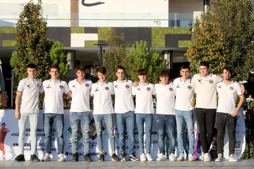 Equipo de hockey patines posando