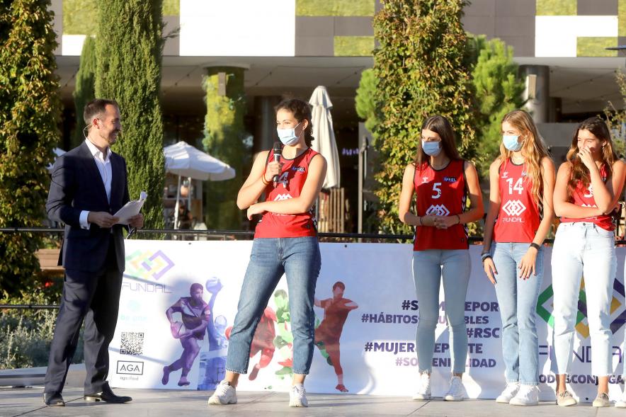 Equipo femenino de Volley durante su discurso