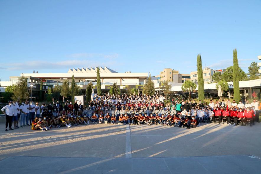 Vista general de homenajeados posando