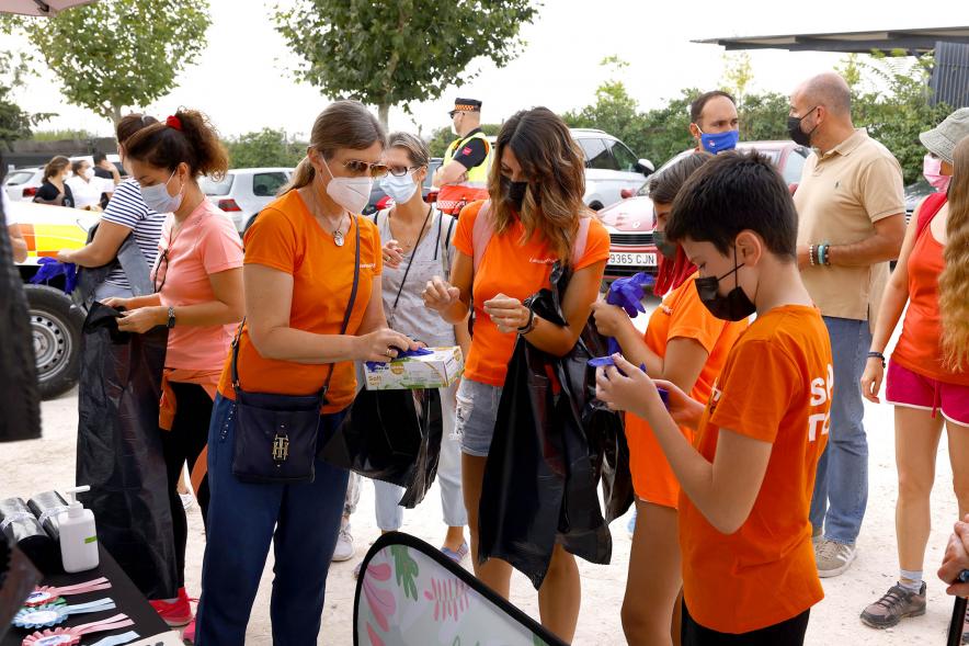  Reciclaje y Recogida de Residuos en la Moraleja Pony Club - Imagen de personas recogiendo bolsas de basura, guantes,... antes de comenzar la recogida.
