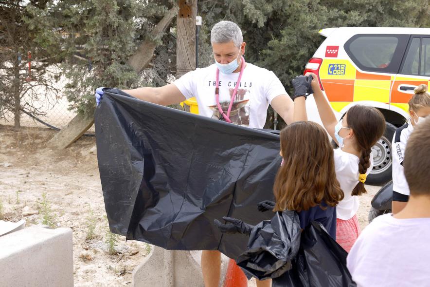 Reciclaje y Recogida de Residuos en la Moraleja Pony Club - Imagen de personas preparándose para el reciclaje y recogida de residuos.