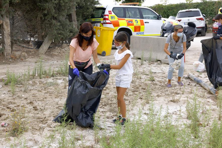 Reciclaje y Recogida de Residuos en la Moraleja Pony Club - Imagen de un momento de la recogida de residuos.