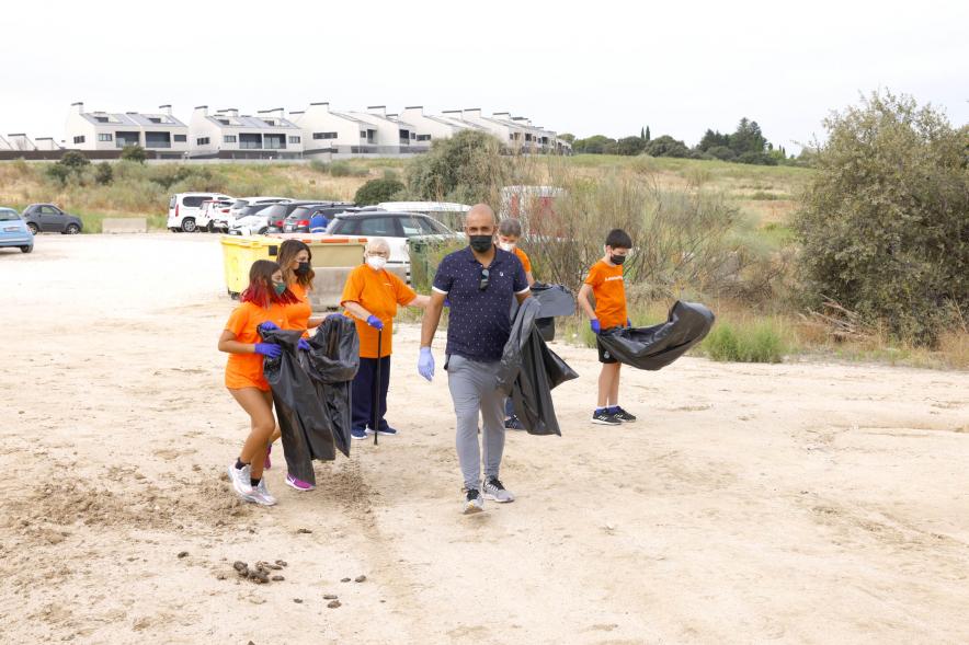 Reciclaje y Recogida de Residuos en la Moraleja Pony Club - Imagen de un momento de la recogida de residuos.