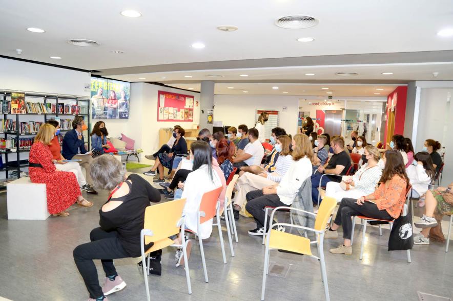 Evento visto desde el lateral de la sala