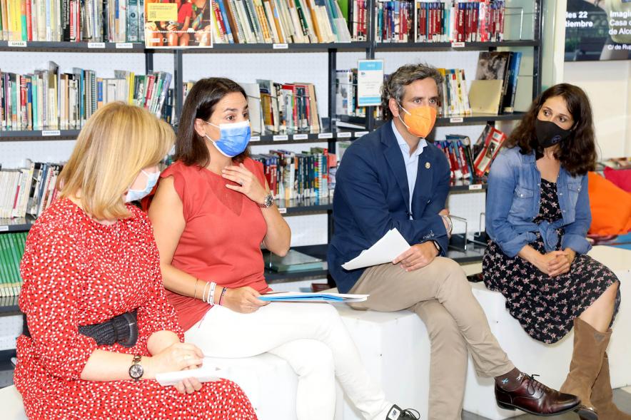 Ponentes durante la charla
