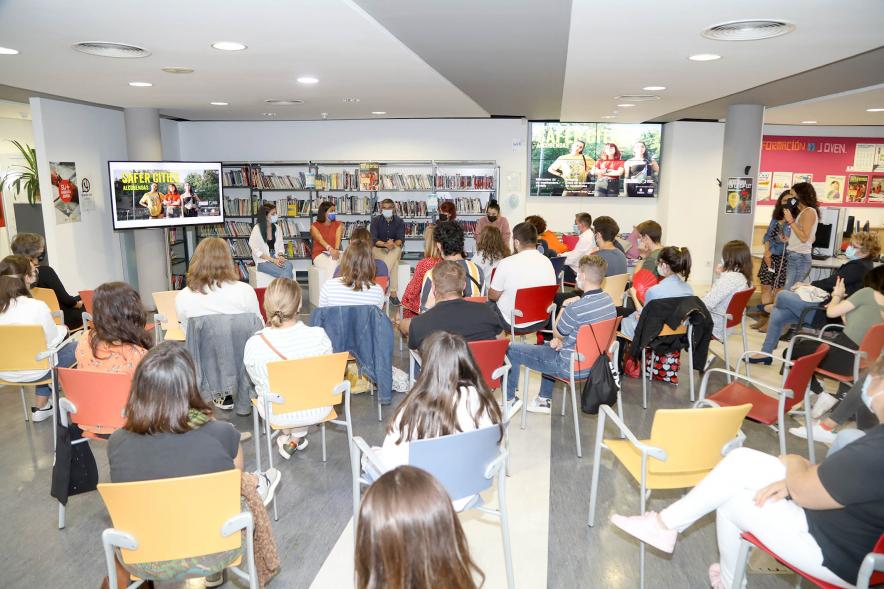 Evento visto desde el fondo de la sala