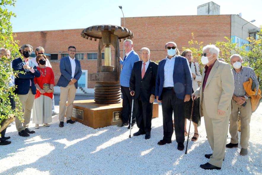 Inauguración Escultura de Sprinkler Pacisa -  Imagen del alcalde Rafael Sánchez Acera y el presidente de Pacisa Emilio Rodríguez inaugurando una escultura dedicada al ‘sprinkler’.