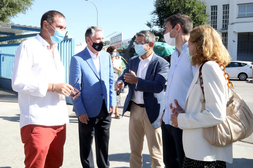  Inauguración Escultura de Sprinkler Pacisa - Imagen del alcalde Rafael Sánchez Acera y otras personas charlando.