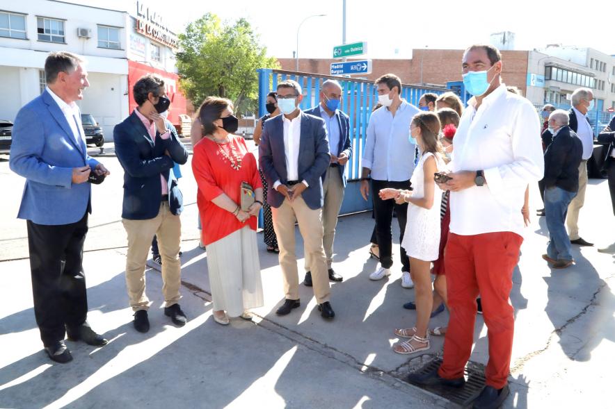 Inauguración Escultura de Sprinkler Pacisa - Imagen de personas que se han reunido para la inaugurando de una escultura dedicada al ‘sprinkler’.