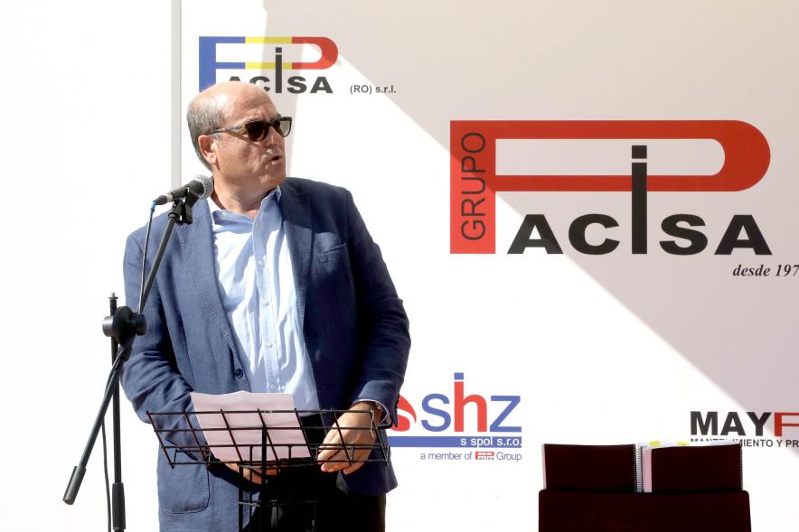 Inauguración Escultura de Sprinkler Pacisa - Imagen de una persona, en un momento de su discurso.
