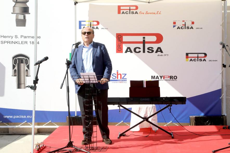 Inauguración Escultura de Sprinkler Pacisa - Imagen de una persona, en un momento de su discurso.