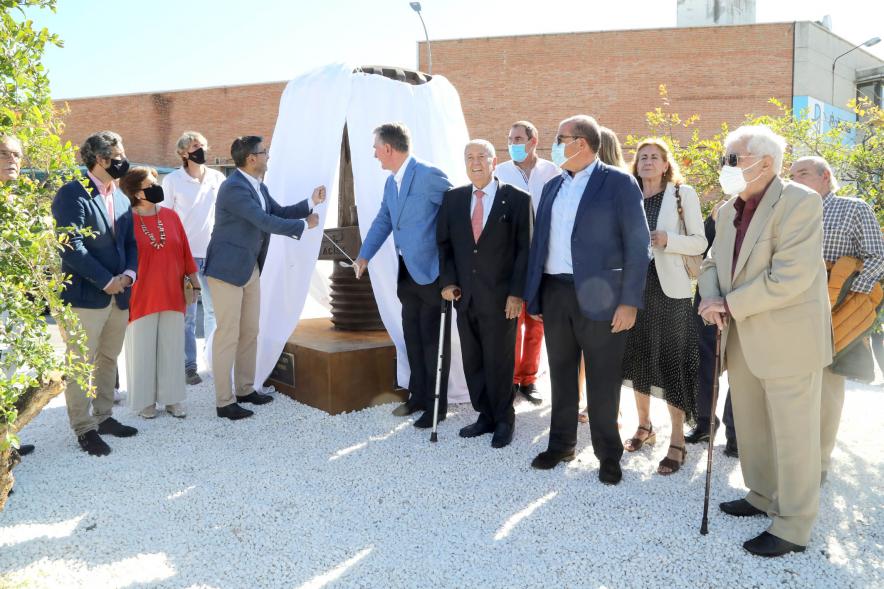 Inauguración Escultura de Sprinkler Pacisa - Imagen del momento en que las autoridades descubren la escultura.