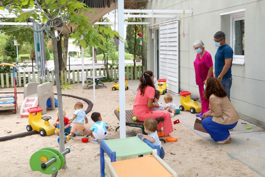 Alcalde Sánchez Acera charla con docentes en el patio de juegos