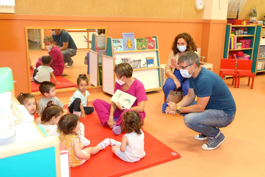 Alcalde Sánchez Acera con niños y docentes en un aula