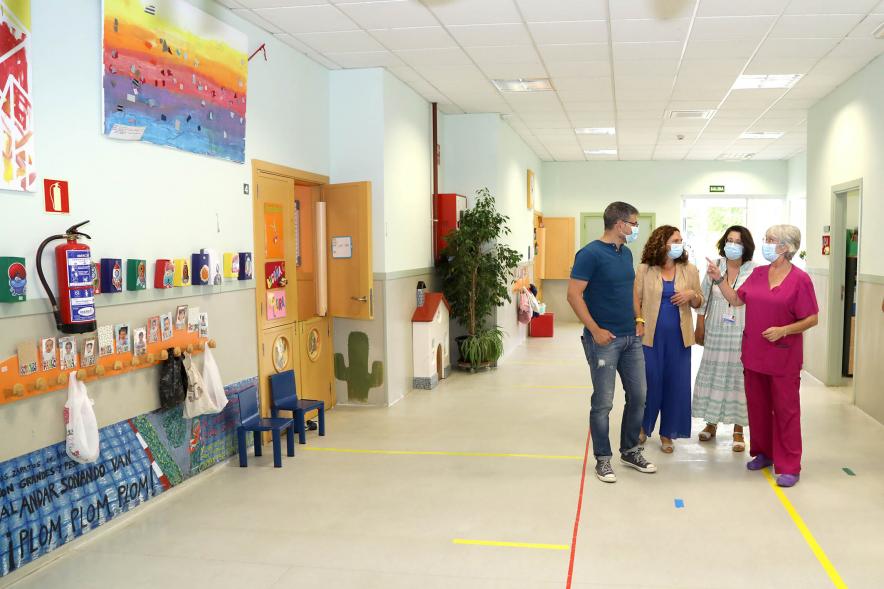 Delegación charlando en un pasillo de la escuela