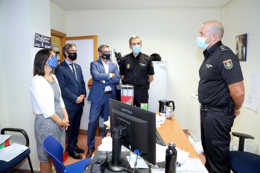 Visita de la Delegada del Gobierno a la Comisaría de Policía Nacional - Imagen del alcalde Rafael Sánchez Acera, el vicealcalde Aitor Retolaza, la Delegada del Gobierno de Madrid Mercedes González y el comisario jefe de Policía Nacional, Rafael Gassó durante su vista a la Comisaría de Policía Nacional.