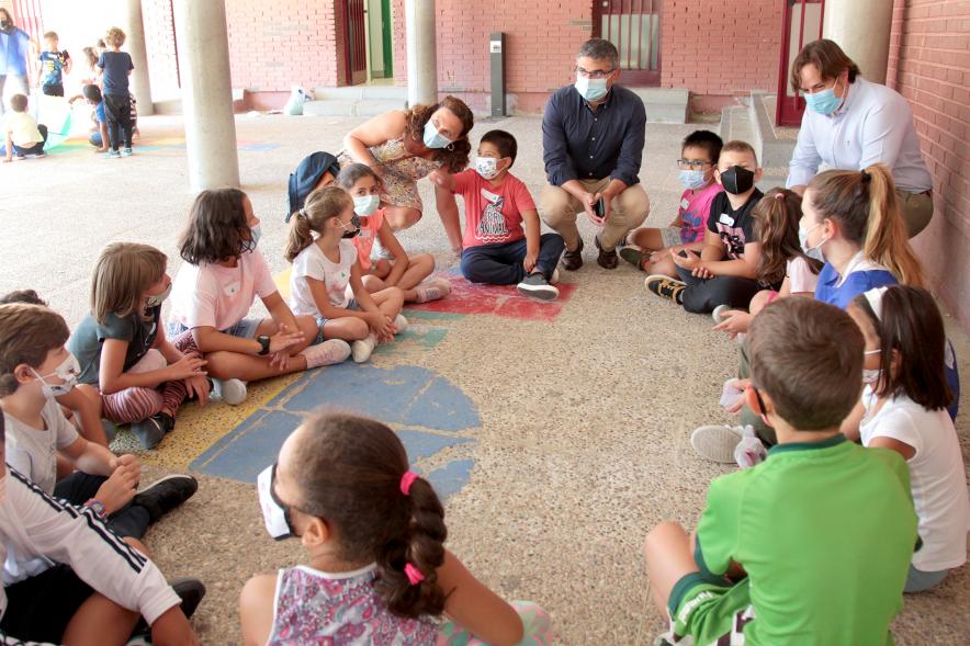 Visita a los Alumnos que Participan en el Programa Días sin Cole  -  Imagen visita del Alcalde Rafael Sánchez Acera  y de los Concejales del Distrito Centro y de Educaión a los Alumnos que participan en el Programa Días sin Cole en el CEIP 6 de Diciembre.
