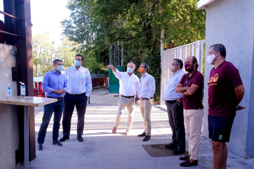 Visita al Campo de Las Terrazas - Imagen del alcalde Aitor Retolaza y del vicealcalde Rafael Sánchez Acera en un momento de su visita al campo de Las Terrazas para ver el estado de la cubierta de las gradas después de su reparación tras el derrumbamiento por el temporal filomena.