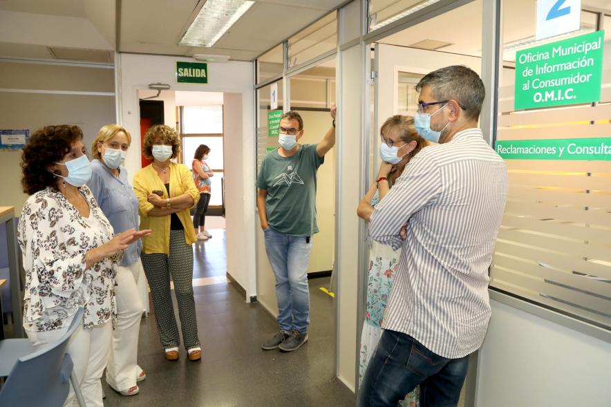 Visita a la Oficina del Consumidor - Imagen del alcalde Rafael Sánchez Acera charlando con trabajadores municipales de la Oficina del Consumidor.