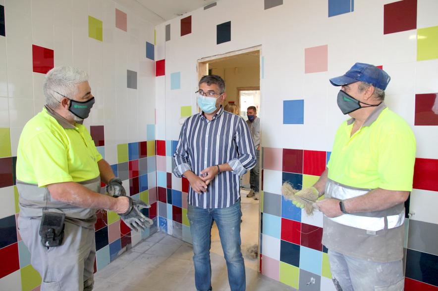 Visita a las Obras de Colegios -Imagen del alcalde Rafael Sánchez Acera charlando con los operarios que se encargan de las obras.