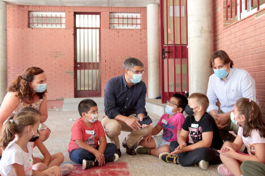 Visita a los Alumnos que Participan en el Programa Días sin Cole  - Imagen visita del Alcalde Rafael Sánchez Acera  y de los Concejales del Distrito Centro y de Educaión a los Alumnos que participan en el Programa Días sin Cole en el CEIP 6 de Diciembre.