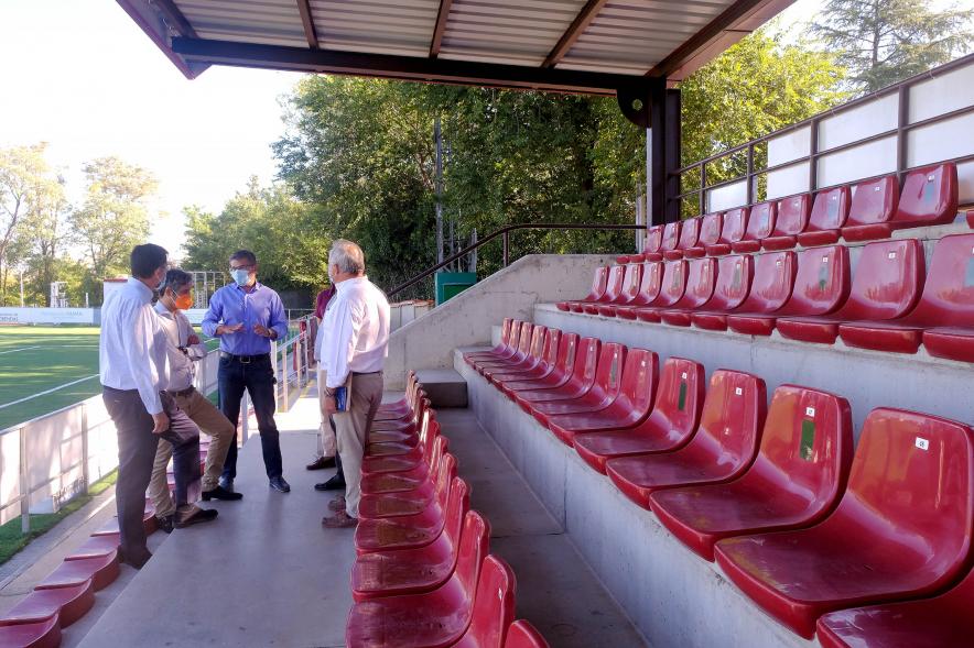  Visita al Campo de Las Terrazas - Imagen del alcalde Aitor Retolaza y del vicealcalde Rafael Sánchez Acera visitando el campo de las Terrazas acompañados por el presidente del Alcobendas Rugby, Ignacio Ardila.