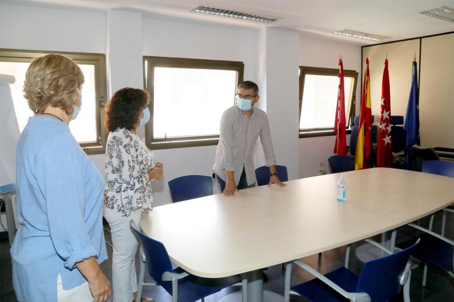 Visita a la Oficina del Consumidor -   Imagen del alcalde Rafael Sánchez Acera charlando con trabajadores municipales de la Oficina del Consumidor.
