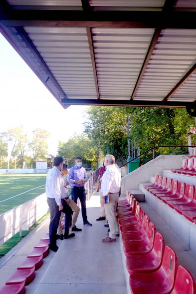 Visita al Campo de Las Terrazas - Imagen del alcalde Aitor Retolaza y del vicealcalde Rafael Sánchez Acera visitando el campo de las Terrazas acompañados por el presidente del Alcobendas Rugby, Ignacio Ardila.