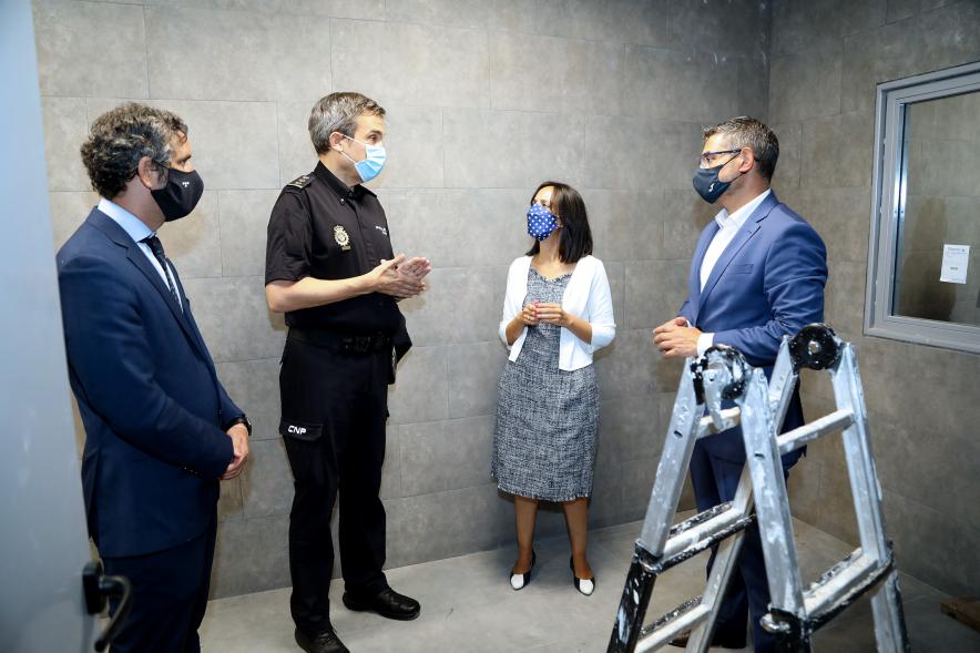  Visita de la Delegada del Gobierno a la Comisaría de Policía Nacional - Imagen de  la Delegada del Gobierno de Madrid Mercedes González durante su visita a la Comisaría de Policía Nacional acompañada por diversas autoridades.
