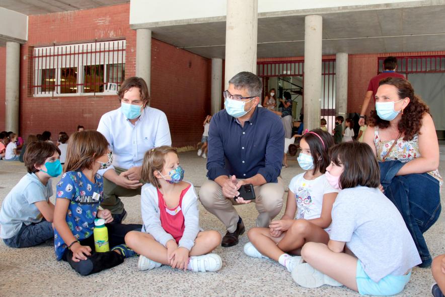  Visita a los Alumnos que Participan en el Programa Días sin Cole  - Imagen visita del Alcalde Rafael Sánchez Acera  y de los Concejales del Distrito Centro y de Educaión a los Alumnos que participan en el Programa Días sin Cole en el CEIP 6 de Diciembre.