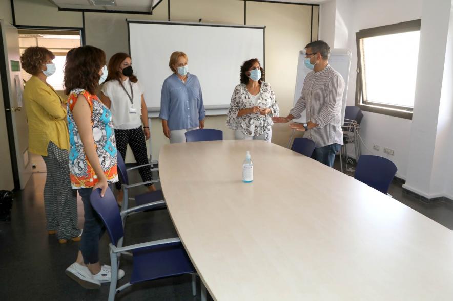 Visita a la Oficina del Consumidor - Imagen del alcalde Rafael Sánchez Acera charlando con trabajadores municipales de la Oficina del Consumidor.