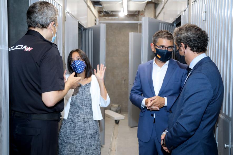    Visita de la Delegada del Gobierno a la Comisaría de Policía Nacional - Imagen de  la Delegada del Gobierno de Madrid Mercedes González durante su visita a la Comisaría de Policía Nacional acompañada por diversas autoridades.