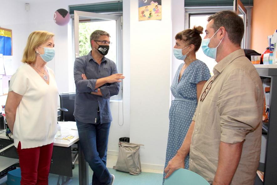 Visita a Asesoría Psicológica y Asesoría Joven de Sexualidad -  Imagen de la visita del alcalde Rafael Sánchez Acera y de la Concejala de Asuntos Sociales y Juventud charlando con los responsables.