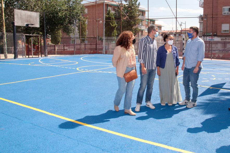 Visita a las Obras de Colegios -Imagen del alcalde Rafael Sánchez Acera charlando con los concejales que le acompañan en la visita.