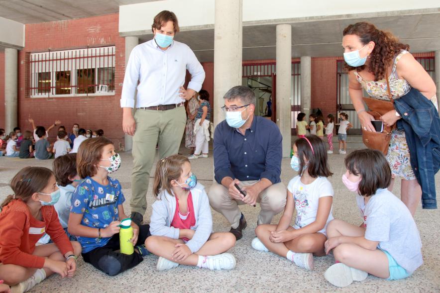Visita a los Alumnos que Participan en el Programa Días sin Cole  -  Imagen visita del Alcalde Rafael Sánchez Acera  y de los Concejales del Distrito Centro y de Educaión a los Alumnos que participan en el Programa Días sin Cole en el CEIP 6 de Diciembre.