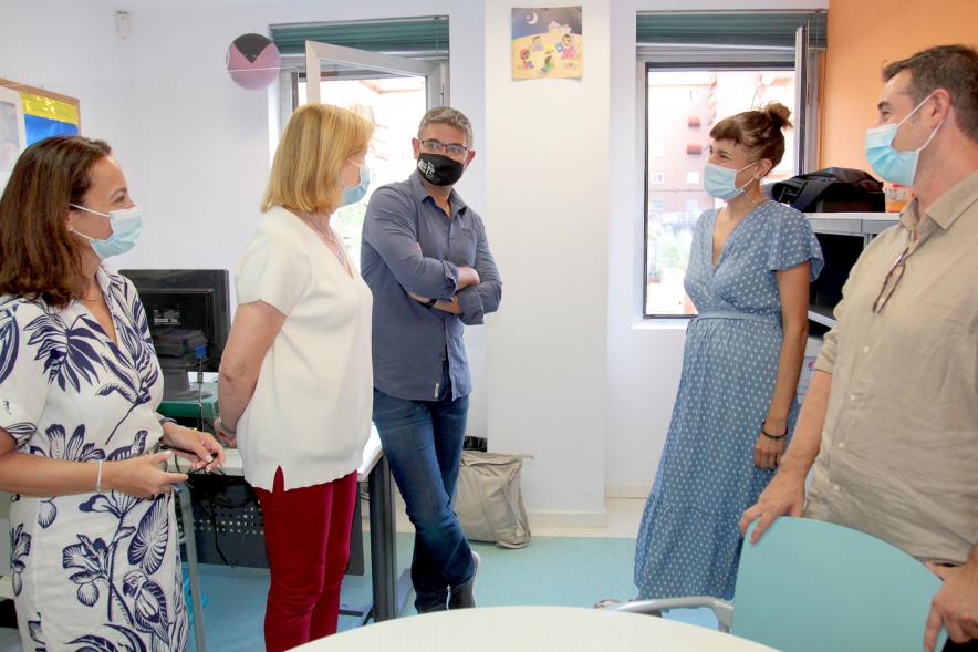 Visita a Asesoría Psicológica y Asesoría Joven de Sexualidad -  Imagen de la visita del alcalde Rafael Sánchez Acera y de la Concejala de Asuntos Sociales y Juventud charlando con los responsables.
