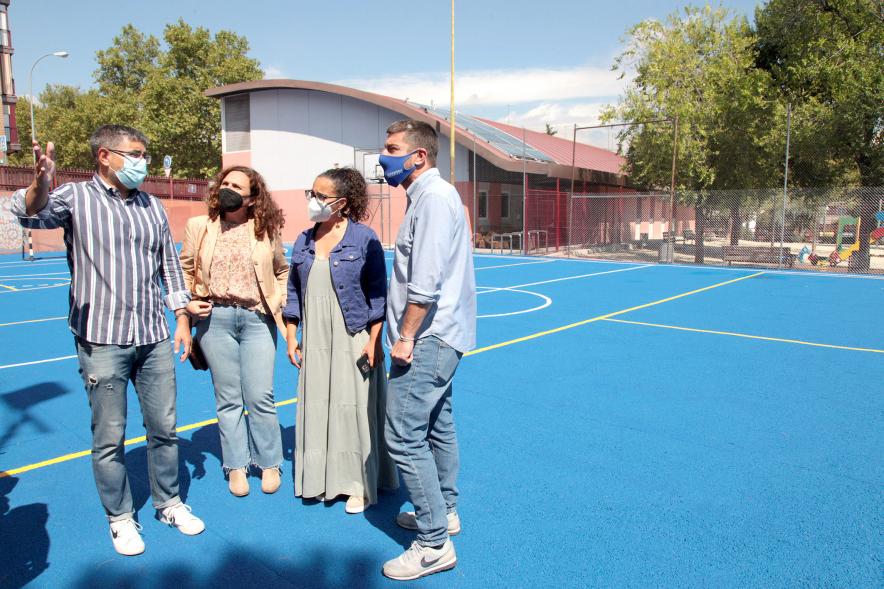 Visita a las Obras de Colegios -Imagen del alcalde Rafael Sánchez Acera charlando con los concejales que le acompañan en la visita.