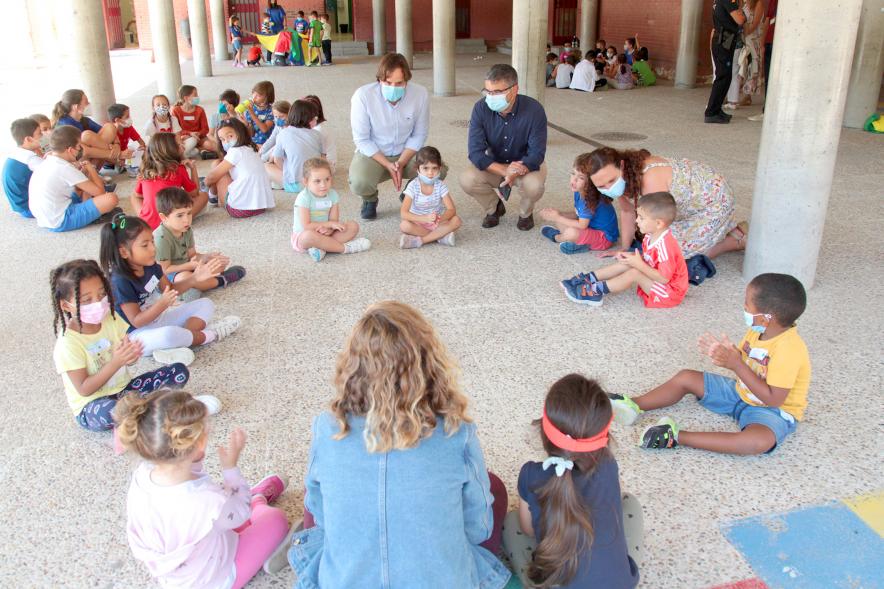 Visita a los Alumnos que Participan en el Programa Días sin Cole  - Imagen visita del Alcalde Rafael Sánchez Acera  y de los Concejales del Distrito Centro y de Educaión charlando con los alumnos que participan en el Programa Días sin Cole. 