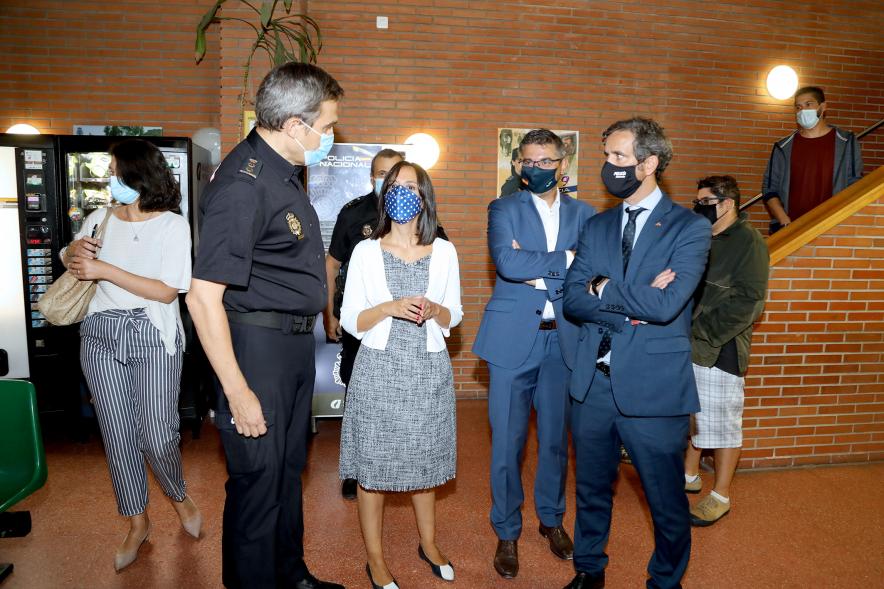 Visita de la Delegada del Gobierno a la Comisaría de Policía Nacional - Imagen del alcalde Rafael Sánchez Acera, el vicealcalde Aitor Retolaza, la Delegada del Gobierno de Madrid Mercedes González y el comisario jefe de Policía Nacional, Rafael Gassó durante su vista a la Comisaría de Policía Nacional.