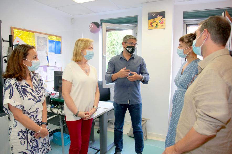 Visita a Asesoría Psicológica y Asesoría Joven de Sexualidad -  Imagen de la visita del alcalde Rafael Sánchez Acera y de la Concejala de Asuntos Sociales y Juventud charlando con los responsables.