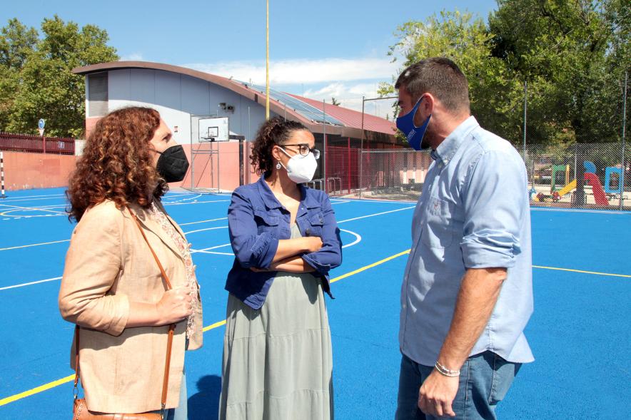Visita a las Obras de Colegios -Imagen del alcalde Rafael Sánchez Acera charlando con las concejalas Ana Sotos y Cristina Martínez que le acompañan en la visita.