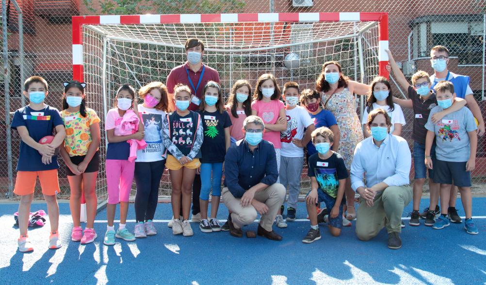  Visita a los Alumnos que Participan en el Programa Días sin Cole  - Imagen visita del Alcalde Rafael Sánchez Acera  y de los Concejales del Distrito Centro y de Educaión posando con los alumnos que participan en el Programa Días sin Cole. 